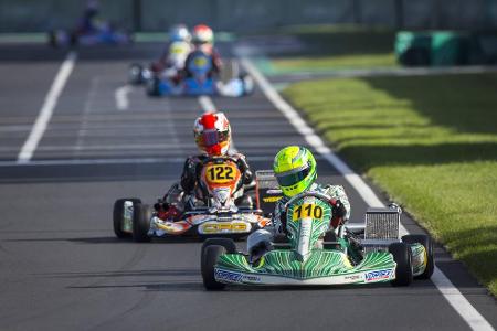 Die Fahrzeuge werden schneller - Als Jugendlicher wird Mick Schumacher immer erfolgreicher in verschiedenen Nachwuchsserien. So startet er unter anderem bei der DMV-Kartmeisterschaft und beim ADAC Kart Masters. Im Jahr 2013 wird er Dritter bei den Deutschen Jugendmeisterschaften, ein Jahr später sogar Zweiter. Erneut verzichtet er häufig auf die Nennung seines richtigen Namens, geht stattdessen mit dem Pseudonym Mick Junior an den Start und verdient sich weitere Sporen.