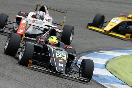 Einstieg in den Formel-Rennsport I - Nachdem er bis 2014 überwiegend noch im Kart saß, durfte Mick Schumacher ab Ende 2014 auch in die ersten Formel-Rennwagen einsteigen. Zunächst als Testfahrer, ab dem Jahr 2015 dann als Stammpilot für den Rennstall Van Amersfoort Racing. Von nun an war er unter seinem richtigen Namen geführt. Schon im dritten Saisonrennen schnappte sich der Rookie seinen ersten Sieg und wurde am Ende guter Zehnter in der Gesamtwertung.
