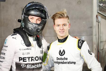 Einstieg in den Formel-Rennsport II - Hier posiert er 2015 mit dem einstigen Mercedes-Teamkollegen und späteren Weltmeister Nico Rosberg für einen Schnappschuss. Rosberg und Michael Schumacher fuhren drei Saisons lang gemeinsam für Mercedes in der Formel 1.