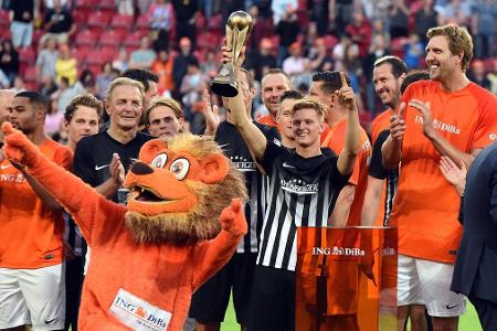 Person des öffentlichen Lebens - Darüber hinaus ist Mick Schumacher längst zu einer Person des öffentlichen Interesses geworden. Spätestens seit dem schweren Ski-Unfall seines Vaters im Dezember 2013 wurde die Berichterstattung über Schumi jr. immer intensiver. Die Privatsphäre des Vaters steht in diesen und späteren Jahren über allem. Dennoch zeigt sich Mick gerne auch abseits der Rennstrecken in der Öffentlichkeit und nimmt beispielweise an Charity-Veranstaltungen teil.