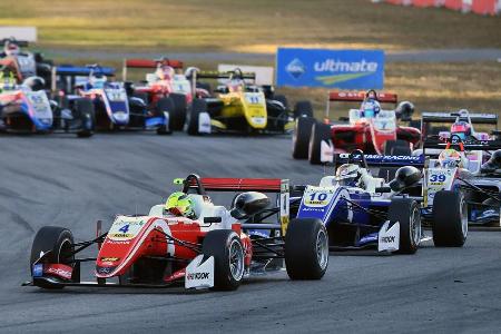 Aufstieg in die Formel 3 - ... Für das italienische Prema Powerteam geht er fortan in der europäischen Formel-3-Meisterschaft an den Start. Er fährt in seiner ersten Saison einige Top-Ten-Platzierungen ein und wird von vielen Größen der Szene für sein fahrerisches Talent gelobt.