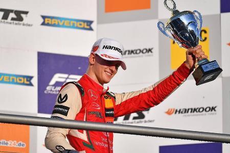 Der erste richtig große Titel - Im Jahr 2018 platzt der Knoten dann endgültig. In der Formel-3-Meisterschaft setzt sich Mick Schumacher die Krone auf, nachdem er im Laufe der Saison insgesamt acht Siege nach Hause fährt. Spätestens jetzt ist klar: Das kann eine ganz große Motorsport-Karriere werden!