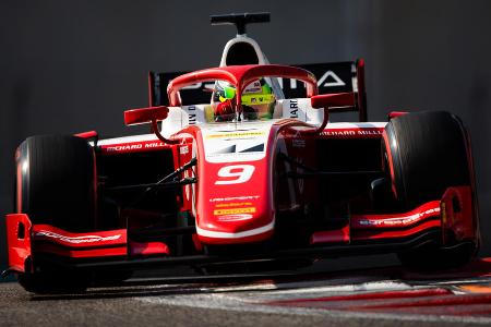 Stammpilot in der Formel 2 - Nachdem es in der Formel 3 und Formel 4 noch europäisch blieb, ist der Youngster von nun an auf dem gesamten Erdball unterwegs. Als neuer Prema-Stammpilot in der Formel 2 geht es weiter nach oben. Seinen ersten Sieg bejubelt Schumacher in der neuen Rennklasse im Sommer 2018 auf dem Hungaroring.