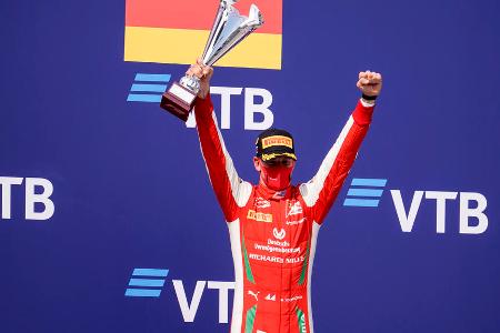 WM-Titel in der Formel 2 - Im Jahr 2020 geht es in der Formel 2 noch weiter nach oben. Mit einer ungeheuren Konstanz und zuverlässigen Leistungen fährt Schumacher so stabil wie kaum einer seiner Konkurrenten. Im letzten Saisonrennen bringt Schumacher den Titel über die Ziellinie und feiert damit seinen größten Karriere-Erfolg!