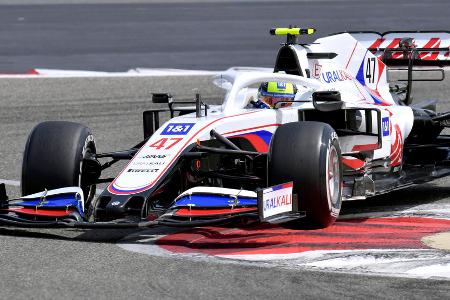 Erstes Jahr in der Königsklasse - Im März 2021 ist Mick endlich auch offiziell Teil der Formel 1. Im Haas dreht er bei den Testfahrten in Bahrain seine ersten Runden. Am Ende der Saison bleiben er und sein Teamkollege Nikita Mazepin im unterlegenen VF-21 ohne WM-Punkte. Immerhin: im teaminternen Duell setzt sich der Deutsche durch.