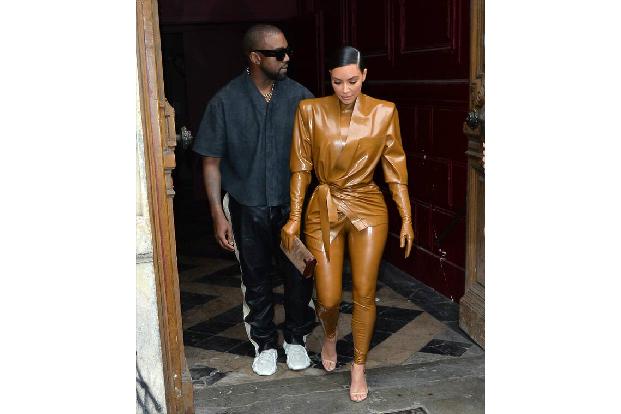 Als Kim Kardashian vor zwei Jahren 40 Jahre alt wurde, schenkte ihr ihr damaliger Ehemann Kanye West ein extra für sie in Auftrag gegebenes Hologramm ihres verstorbenen Vaters Robert Kardashian. Der k ...