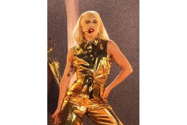 Das wohl merkwürdigste Geschenk war jenes von Lady Gaga an 'American Horror Story'-Schöpfer Ryan Murphy. Denn die Musikerin überreichte ihm einen Beutel ihres Erbrochenen. Wir haben so viele Fragen, a ...