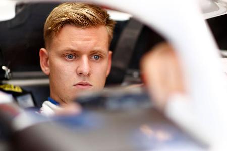 Formel-1-Zukunft offen - Nico Hülkenberg übernimmt Schumachers Cockpit. Dem 23-Jährigen bleibt wohl nur ein Platz als Reservefahrer bei Mercedes. Auch ein Wechsel in andere Rennserien steht im Raum. Ab 2024 könnte Schumacher wiederum bei Audi anheuern. Dann steigt der deutsche Autobauer beim Sauber-Team (derzeit Alfa Romeo) ein. Noch ist aber alles offen.