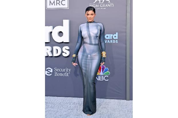 Kylie gegen Kylie — es kann nur eine geben. Als Kylie Jenner 2016 versuchte, ihren Vornamen als Markenzeichen zu etablieren, trat sie damit einer Kylie auf die Füße, die seit den Achtzigern weltweit j ...