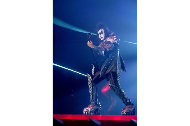 Gene Simmons geht im Patentamt quasi ein und aus — fast 200 Anträge stellte der Kiss-Frontmann im Laufe der Jahre. So wollte er sich unter anderem den Begriff 'Topless Car Wash' schützen lassen. Als e ...