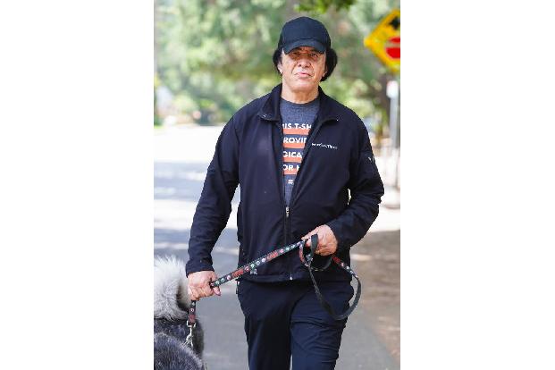 …grüßen, wurde er abgewiesen. Für einen Eintrag hätte Gene beweisen müssen, dass die Geste mit dem kleinen Finger und dem Zeigefinger einzigartig mit ihm in Verbindung gebracht werde. Netter Versuch! ...