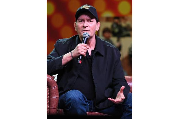 …zu Charlie Sheen, der sich 22 Phrasen eintragen lassen wollten, die die Leute mit ihm assoziierten — darunter so logische Begriffe wie 