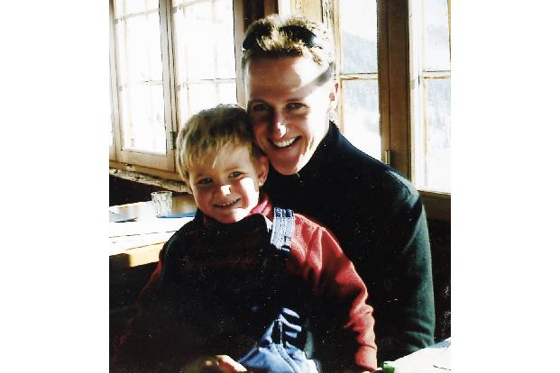 Familiäre Idylle in der Schweizer Wahlheimat - Weitestgehend abgeschirmt vom großen Medienrummel rund um seinen Vater wächst Mick gemeinsam mit seiner zwei Jahr älteren Schwester am Genfersee auf. Michael, der zu Beginn der 2000er-Jahre zum erfolgreichsten Formel-1-Fahrer aller Zeiten avanciert, gelingt es früh, auch seinen Sohnemann für den Motorsport zu interessieren. Dieses Bild stammt aus dem Jahr 2003