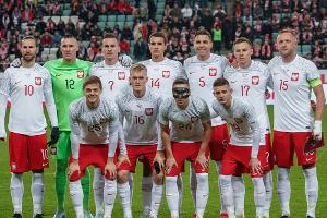 Polnische Mannschaft beim WM-Abflug von Kampfjets begleitet