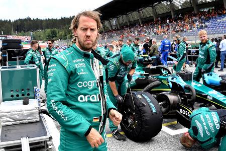 Die Vettel-Tiefpunkte in der Formel 1 - Sebastian Vettel hat in seiner langen Karriere in der Formel 1 nicht nur Höhen erlebt. Nach seiner erfolgreichen Zeit bei Red Bull konnte der vierfache Weltmeister bei Ferrari und Aston Martin nicht mehr um die Krone mitfahren. Hier kommen Vettels größte Tiefpunkte in der Königsklasse: