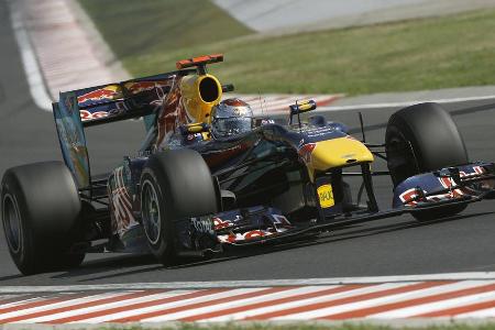 Folgenschwerer Fauxpas hinter Safety Car - 2010 leistet sich Vettel in Ungarn einen folgenschweren Fauxpas. Während einer Safety-Car-Phase lässt der Red-Bull-Fahrer als Führender zu viel Abstand zu Bernd Mayländer und bekommt eine Durchfahrstrafe aufgebrummt. Der Sieg ist weg.