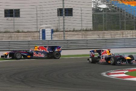 Ärger mit Teamkollege Webber - In der Saison 2010 liefert sich Vettel mit seinem Teamkollegen Mark Webber ein knallhartes Duell. In Istanbul tritt für Red Bull der Worst Case ein. Zwischen den beiden WM-Rivalen kommt es zum Crash. Für den Deutschen war das Rennen beendet, der teaminterne Ärger vorprogrammiert.