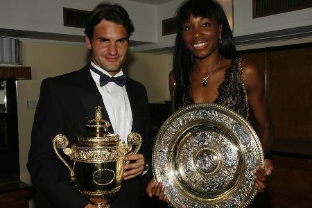 Legenden unter sich! Venus Williams und Roger Federer feiern den Titelgewinn beim größten Grand-Slam-Turniers des Jahres in Wimbledon.