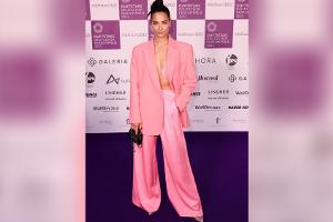 Pretty in Pink: Amira Pocher setzt auf knalligen Monochrom-Look