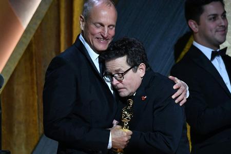 Woody Harrelson überreicht Michael J. Fox einen Ehrenoscar
