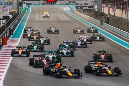 Noten und Einzelkritik zum Großen Preis von Abu Dhabi - Max Verstappen gewinnt das letzte Formel-1-Rennen des Jahres in Abu Dhabi. Charles Leclerc sichert sich mit einer gewagten Strategie Platz zwei im Endergebnis und der Fahrer-WM, Sergio Pérez belegt einen bittersüßen dritten Platz. Sebastian Vettel beendet seine Karriere mit einem Platz in den Punkten. Alle F1-Stars in der Einzelkritik: