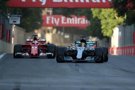 Vettel verliert die Nerven - In Baku liefert sich Vettel 2017 ein hitziges Duell mit Lewis Hamilton. Nachdem der Deutsche dem Mercedes-Star hinter dem Safetycar zunächst ins Heck fährt, verliert er die Nerven und rammt den Briten absichtlich von der Seite. Prompt folgt eine Zeitstrafe.