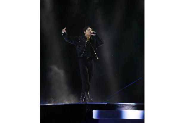 Sänger Jung Kook, Mitglied der südkoreanischen Boyband BTS, musste auf Social Media ebenfalls scharfe Kritik lesen, nachdem er auf der Eröffnungsfeier gemeinsam mit dem katarischen Sänger Fahad Al Kubaisi den WM-Song 'Dreamers' sang.