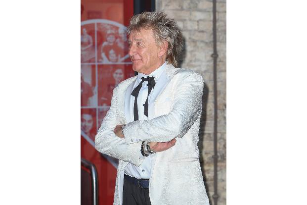 Andere schauen indes genauer hin: So war Altstar Rod Stewart eine Menge Geld in Aussicht gestellt worden, wenn er seine Reibeisenstimme über den Persischen Golf schallen lässt. Eine Million Dollar hatte man dem Sänger geboten.