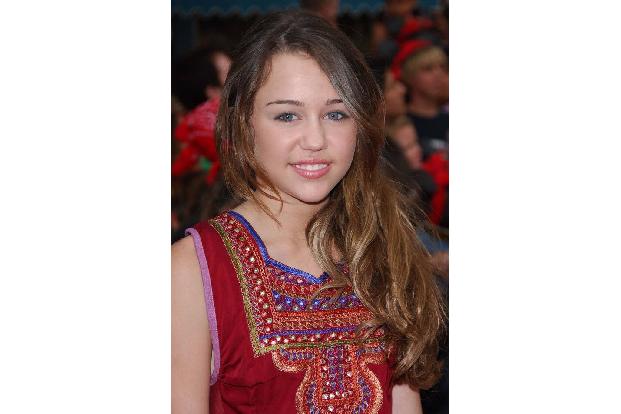 Miley Cyrus ist 30 Jahre alt. Es scheint ein langer Weg vom Teenie-Star in 'Hannah Montana' zur rauchigen Rock-Röhre, doch Miley, die Tochter des Rockstars Billy Ray Cyrus, brach quasi über Nacht mit ihrem sauberen Image, als sie…
