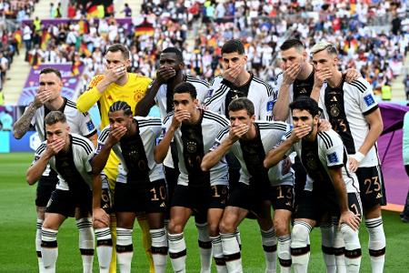 Starkes Zeichen: Nationalspieler halten sich den Mund zu