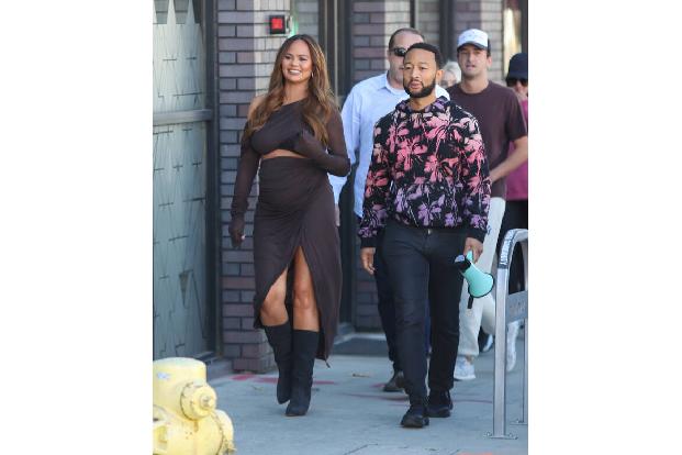 Doch dann die Katastrophe: Der zweifache Mutter, die gerade mit Sänger John Legend ihr drittes Kind erwartet, war es doch tatsächlich gelungen, die Ofentür zu zerschmettern. Ob die Familie doch noch e ...