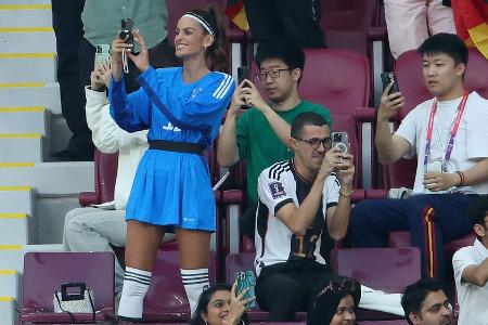 Kevin-Trapp-Verlobte Izabel Goulart im lässigen Trikot-Outfit