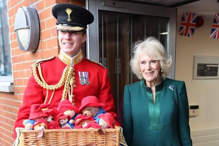 Camilla verschenkt Paddington-Teddybären an bedürftige Kinder