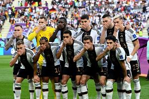 Starkes Zeichen: Nationalspieler halten sich den Mund zu