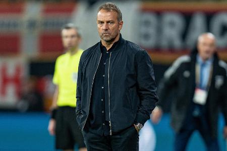 WM-Barometer: Der DFB-Kader im Startelf-Check - Hansi Flick bereitet sein 26-köpfiges Aufgebot derzeit auf Deutschlands Auftakt-Spiel bei der WM 2022 in Katar gegen Japan vor. Hinsichtlich der Anfangsformation hat der Bundestrainer die Qual der Wahl. Wie stehen die Chancen der Stars von FC Bayern, BVB und Co.? Der DFB-Kader im Startelf-Check: