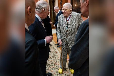 König Charles III. bewundert David Hockneys knallgelbe Crocs
