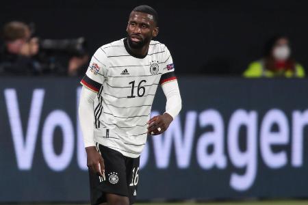 Abwehr: Antonio Rüdiger (Real Madrid) - Startelf-Chance: 100% - Flicks Abwehrboss scheint den Wettlauf gegen die Zeit nach Hüftproblemen zu gewinnen. Rüdiger ist in Katar als einer der Eckpfeiler des deutschen Teams eingeplant.