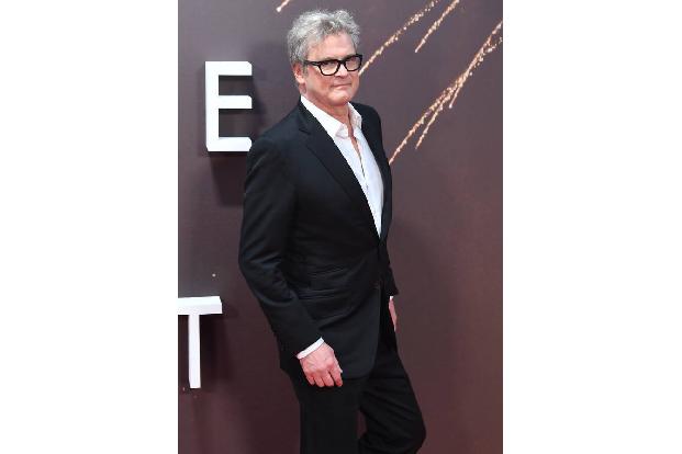 Colin Firth kann auch nach dem Brexit noch entspannt durch Europa reisen, denn in seiner Tasche steckt neben dem britischen auch ein italienischer Pass — der Schauspieler war lange Zeit mit einer Italienerin verheiratet gewesen.