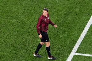 Erste WM-Schiedsrichterin: Frappart schreibt Geschichte