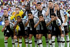 Knapp die Hälfte der Deutschen für deutlicheren DFB-Protest