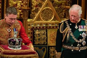 Wird für König Charles angepasst: Edwardskrone hat den Tower verlassen