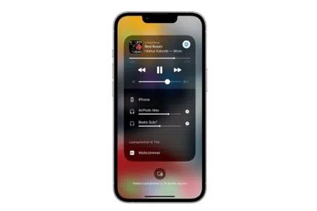 Bei Apple-Mobilgeräten lassen sich zwei Bluetooth- Devices über „Audio teilen“ ansteuern. Allerdings funktioniert die Funktion derzeit nur mit herstellereigenen Kopfhörern – etwa Airpods.
