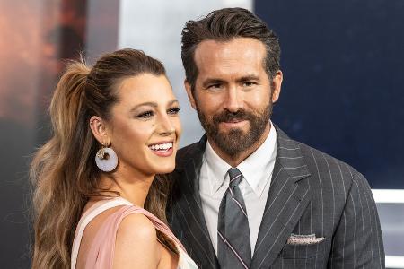 Schwangere Blake Lively zeigt ihren Babybauch im Weihnachtspyjama