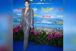 Kate Hudson glitzert im silbernen Pailletten-Zweiteiler
