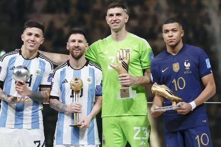Das ist die Top-Elf der Fußball-WM 2022 - Die Fußball-WM 2022 ist Geschichte, Argentinien krönte sich zum dritten Mal zum Weltmeister. Neben Superstar Lionel Messi überzeugten weitere Südamerikaner, Kylian Mbappé brillierte mit acht Toren und zwei Marokkaner kämpften sich in die Fußball-Herzen. Die Top-Elf des Turniers: