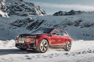 BMW iX Winter Frost Schnee Weihnachten Elektroauto