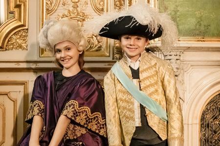 Prinzessin Estelle und Prinz Oscar stöbern im Kostümfundus der Oper