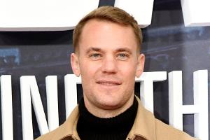 Nach Saisonende: Manuel Neuer wünscht auf Krücken "Frohe Weihnachten"