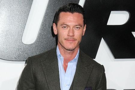 Luke Evans teilt seltenes Pärchenselfie mit seinem Partner