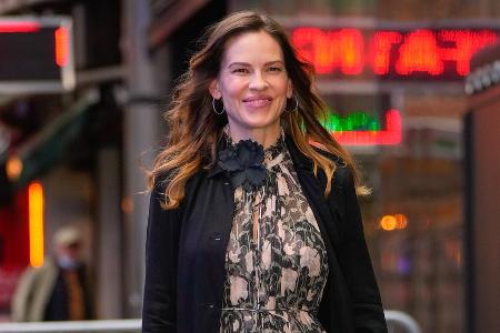 Schwangere Hilary Swank freut sich über 